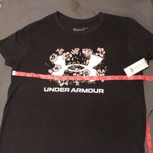 NWT UNDER ARMOUR WOMENS BLACK TEE SIZE SMALL